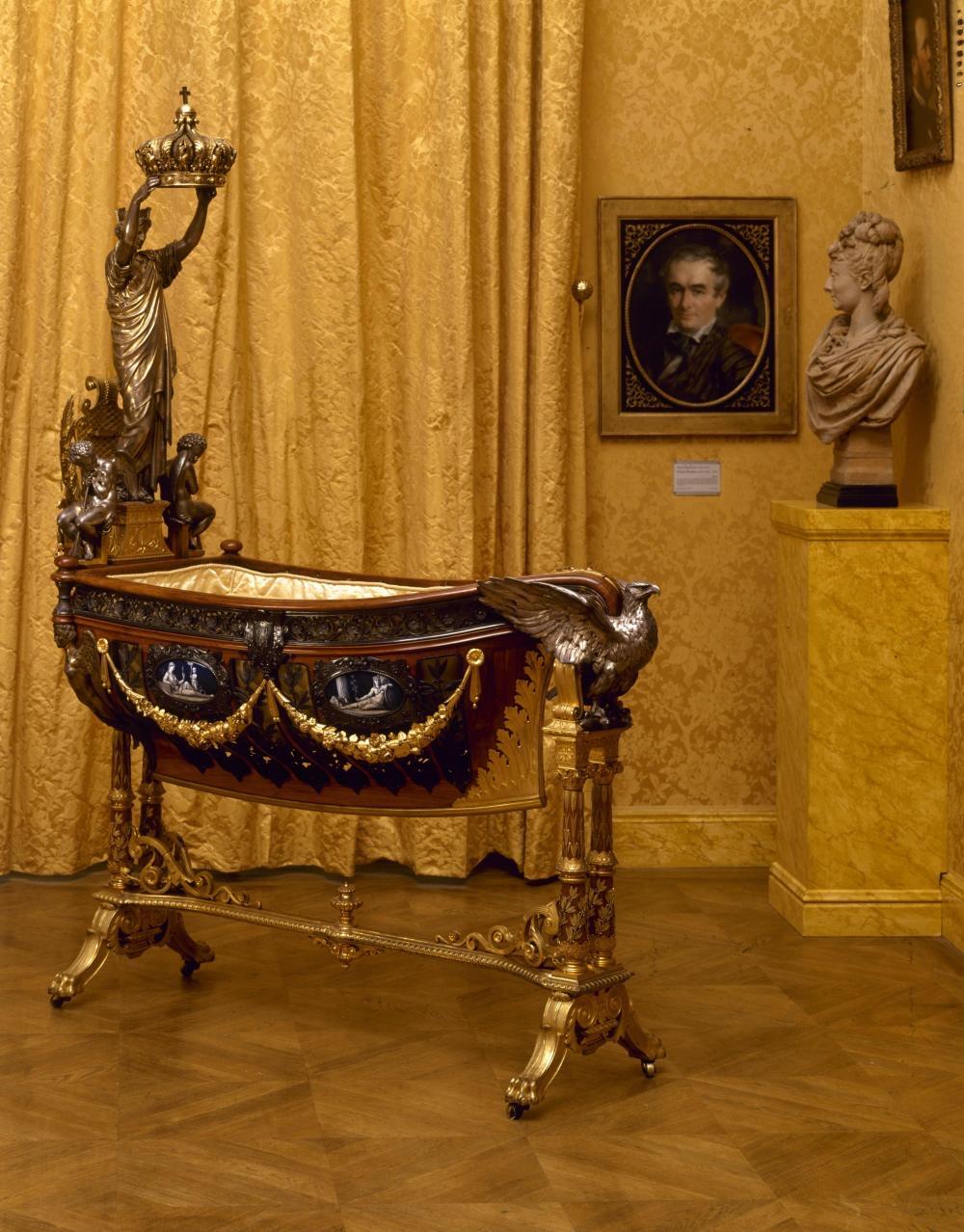 「木头集藏」“冬至雅藏”——章牌精品专场！ Galle～1856年法国皇太子诞生志喜大铜章 ，AU 58 BN，偏低评，直径：77 mm，227克，厚重精美。章上的这个摇篮是巴黎市政府为庆贺皇太子诞生而进献给拿破仑三世的贺礼，目前保存于巴黎市历史博物馆（Musée Carnavalet），我们可以在图中欣赏它的极尽奢华与精美。