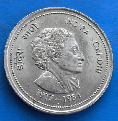 外国优质老铜币高银银币，周六九点倒数截拍，满百包邮，持续收拍 - 印度1984年国父甘地5卢比纪念币，正面是阿育王石柱狮徽，背面为英迪拉・甘地头像及生卒年，纪念意义独特，见证印度人物与货币文化 。