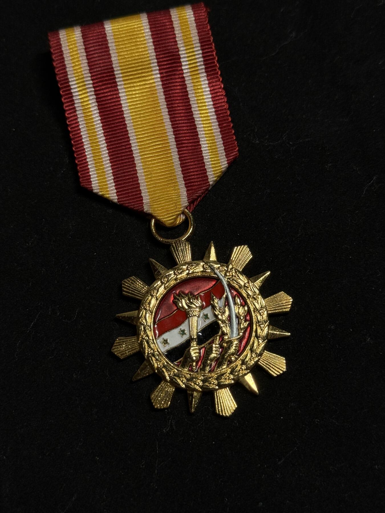 欢庆元旦！戎马世界章牌大赏第109期元旦大拍 叙利亚15年长期服役奖章，自从去年阿萨德跑路之后已经永远绝版