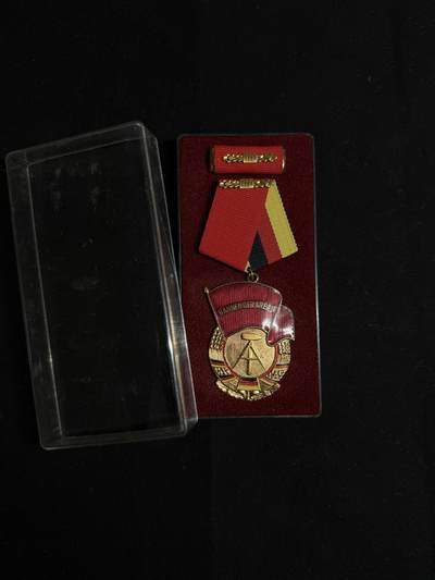 欢庆元旦！戎马世界章牌大赏第109期元旦大拍 - 东德三级劳动旗帜勋章