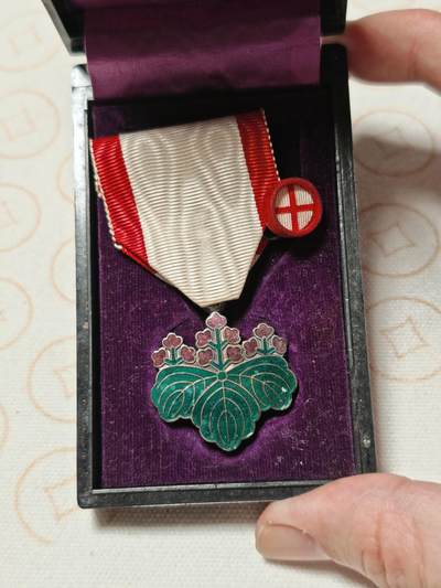 抚柳草堂-第二期章牌钱币 奖章勋章限时免佣 满百包邮 放漏专场 - 七等青色桐叶章 原盒带杯绶银质21.2g七宝烧工艺