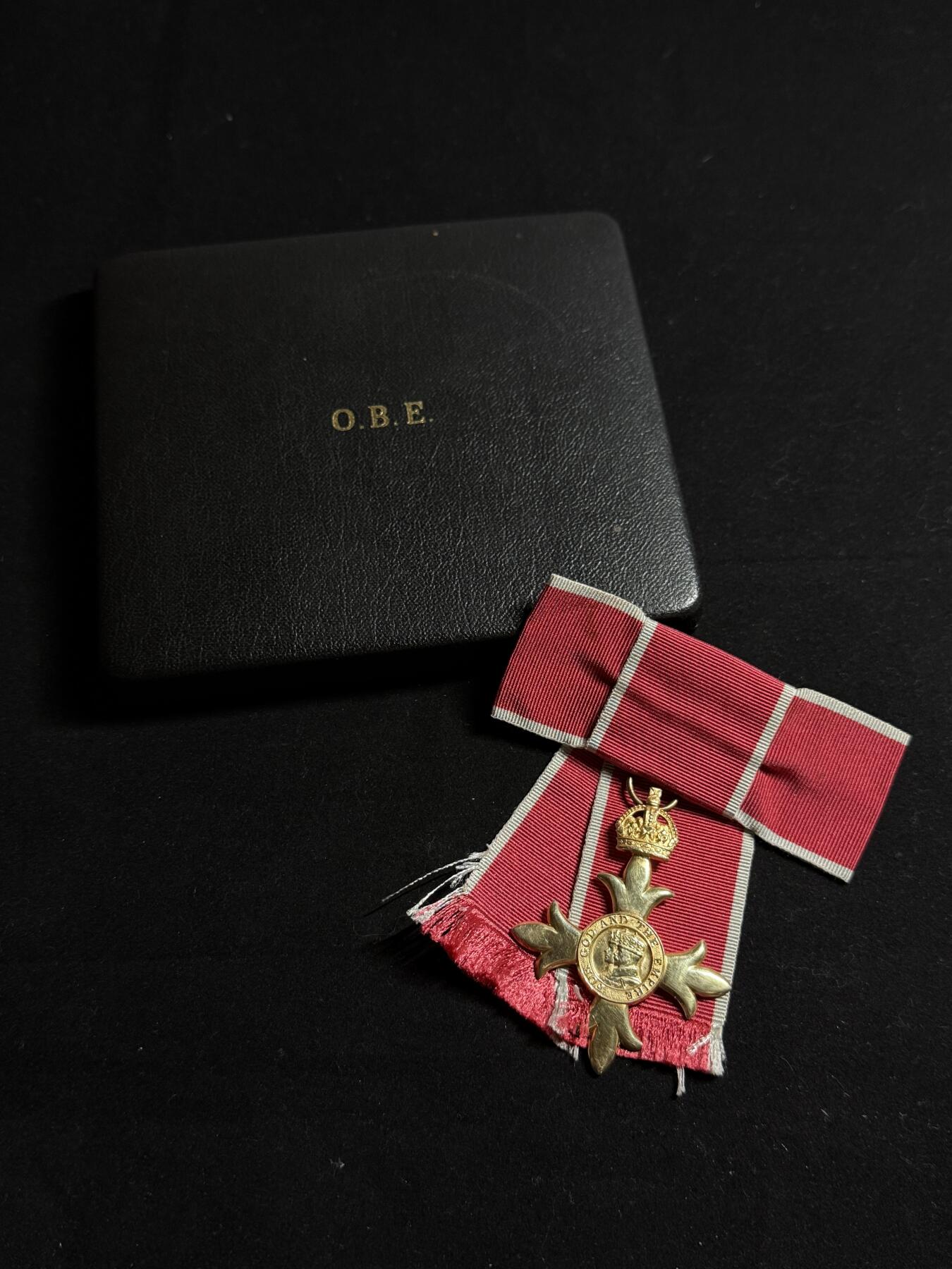 欢庆元旦！戎马世界章牌大赏第109期元旦大拍 英国军官级大英帝国勋章，女版，银制，带盒