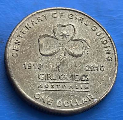 外国优质老铜币高银银币，周六九点倒数截拍，满百包邮，持续收拍 - 澳大利亚2010年女童军百年纪念币。以三叶草、星形标志，搭配 “CENTENARY OF GIRL GUIDING” 等文字，铭记女童军发展历程，是承载女性青少年组织历史、具纪念意义的钱币