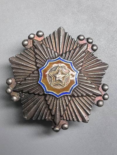 小驴勋章奖章收藏12月20日周六晚六点拍卖（珍爱和平，收藏战争，铭记历史，勿忘国耻，忠党爱国。有偿代拍，送拍规则在简介最后，参拍须阅读规则后再参拍，关系到运费包装发货时效真假辨别等关键信息，拍卖时不再发原图，看大图店主微信码在拍卖店铺介绍里） - 大盘三级国旗勋章，珐琅修补，杆子底有点修，章一角缺了一小块