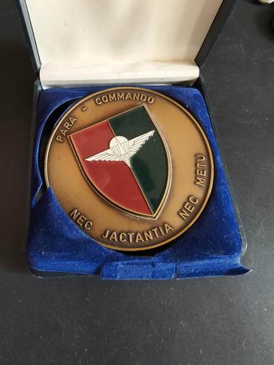 老王徽章第170期 - 比利时伞兵突击团纪念章     原盒     直径70mm     重量128.4g
