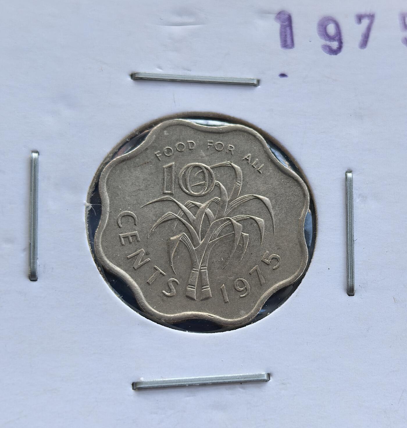 外国优质老铜币高银银币，周六九点倒数截拍，满百包邮，持续收拍 斯威士兰（现名埃斯瓦蒂尼）1975 年 10 分FAO纪念币，国王肖像雕刻精细，作为 “独立初期货币”，距今已近 50 年，经历流通仍保存较好（图中细节清晰、磨损几乎没有），是“小众稀缺” 品类，对 “70 年代钱币” 或 “非洲独立史” 主题收藏 是优质补充。