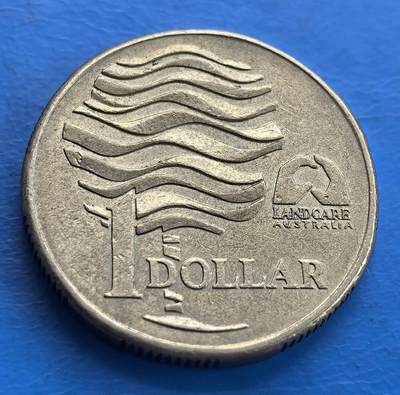外国优质老铜币高银银币，周六九点倒数截拍，满百包邮，持续收拍 - 澳大利亚1993年土地保护年纪念币。以水流形态勾勒树木，融入该组织标志，传递环保理念，是记录澳生态保护行动、具纪念意义的钱币 。
