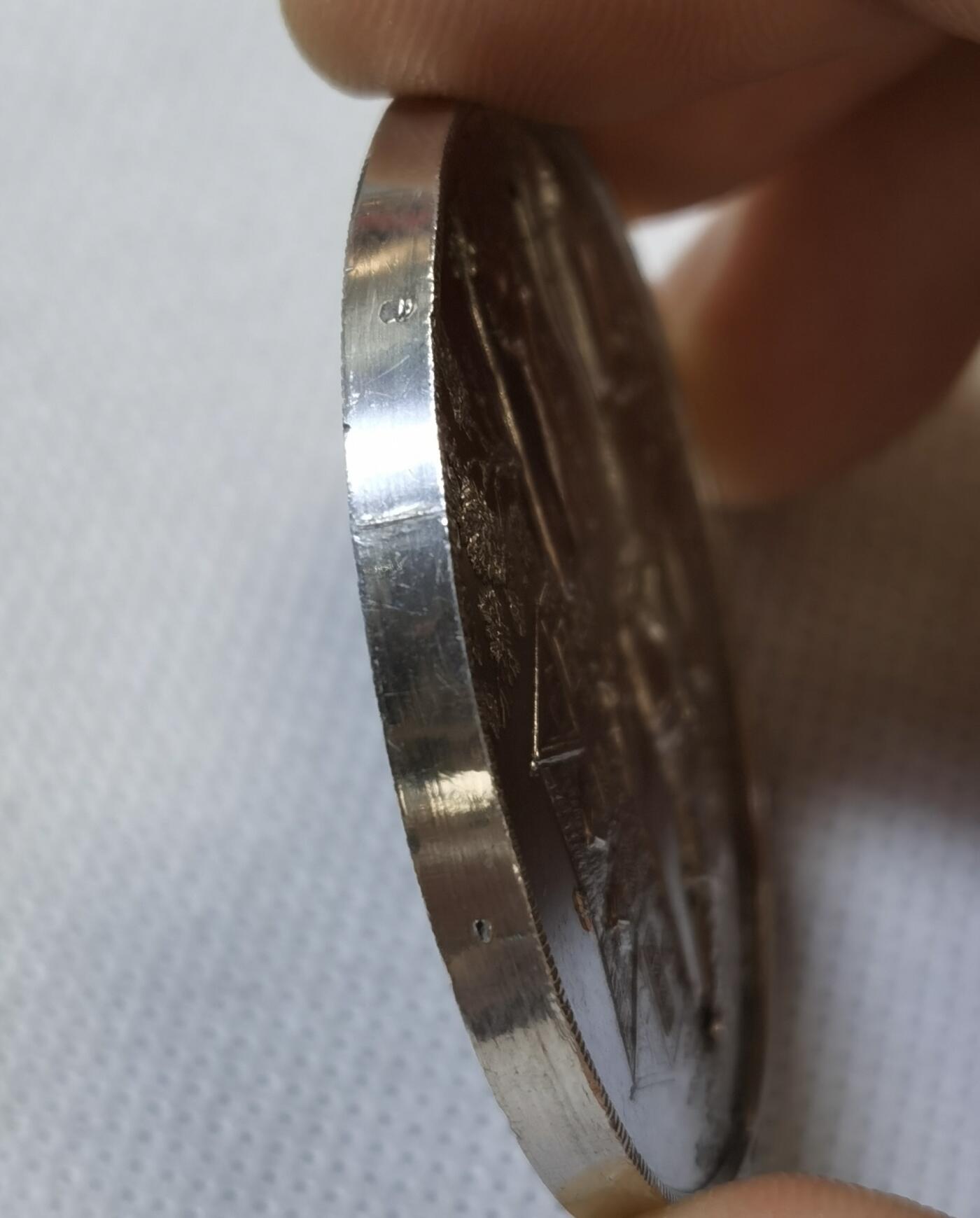 甄臻铺-世界币章拍卖（第44期）精品场拍品征集中，送拍享返佣金等优惠多多 19世纪英国Spalding农业与马术展览会纪念银章，直径47.3毫米，重37.4克，精美浮雕工艺。正面刻画农庄场景，两头牛和马匹，背景是传统英式建筑，周围环绕麦穗花环装饰。背面刻有