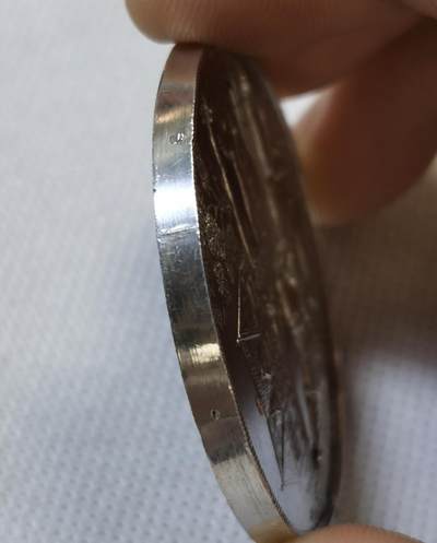 甄臻铺-世界币章拍卖（第44期）精品场拍品征集中，送拍享返佣金等优惠多多 19世纪英国Spalding农业与马术展览会纪念银章，直径47.3毫米，重37.4克，精美浮雕工艺。正面刻画农庄场景，两头牛和马匹，背景是传统英式建筑，周围环绕麦穗花环装饰。背面刻有