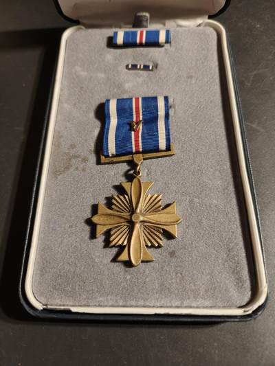 老王徽章第170期 - 美国优异飞行十字勋章    原盒带略和珐琅略