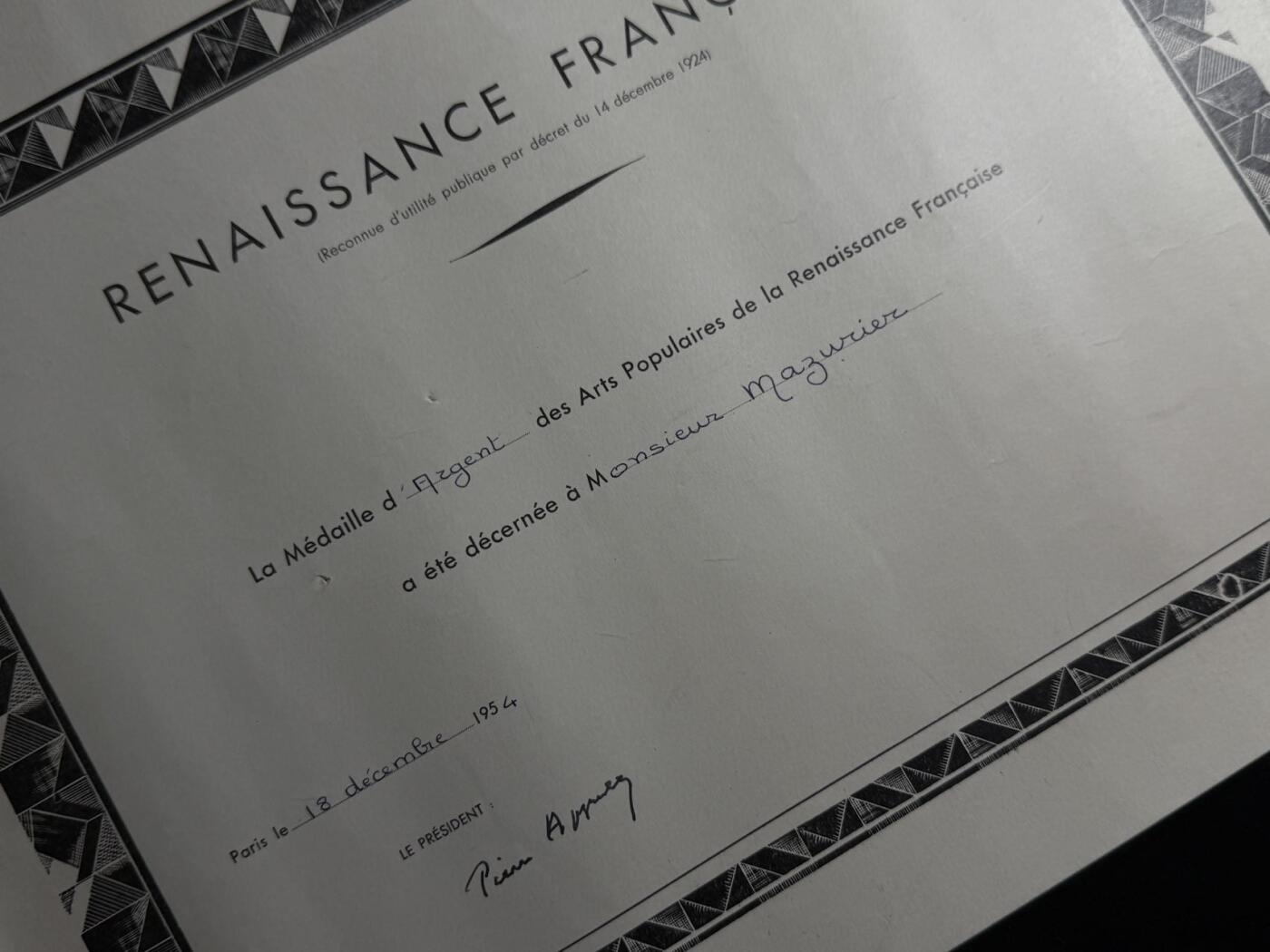 欢庆元旦！戎马世界章牌大赏第109期元旦大拍 法国文艺复兴协会民间艺术金质奖章证书，1954年授予Lucien Mayriller