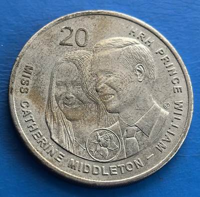 外国优质老铜币高银银币，周六九点倒数截拍，满百包邮，持续收拍 - 澳大利亚2011年纪威廉王子订婚纪念币。呈现两人肖像及象征澳大利亚的花卉图案，记录王室重要时刻，是融合王室文化与澳本土元素的钱币藏品 。