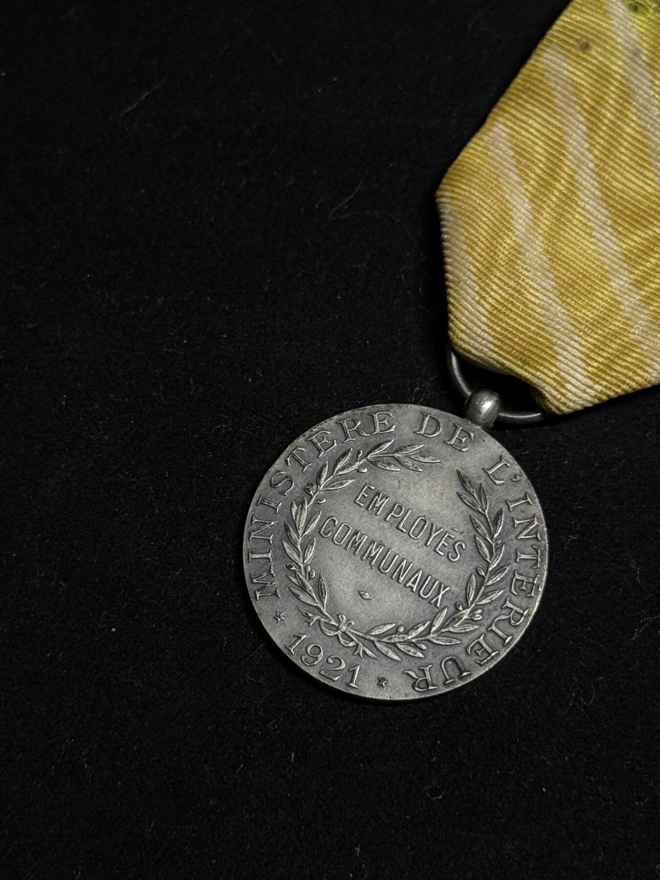 欢庆元旦！戎马世界章牌大赏第109期元旦大拍 法国内政部优秀雇员奖章，银制