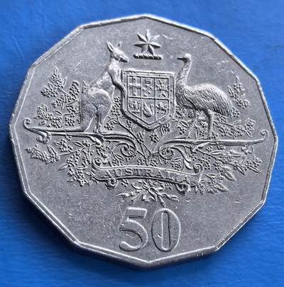 外国优质老铜币高银银币，周六九点倒数截拍，满百包邮，持续收拍 - 澳大利亚2001年50分，呈现澳国徽（袋鼠、鸸鹋护持盾牌，饰以植物、南十字星 ），八边形形制经典，凝聚澳洲独特动植物与国家象征，是展现澳文化标识、具收藏价值的钱币 。