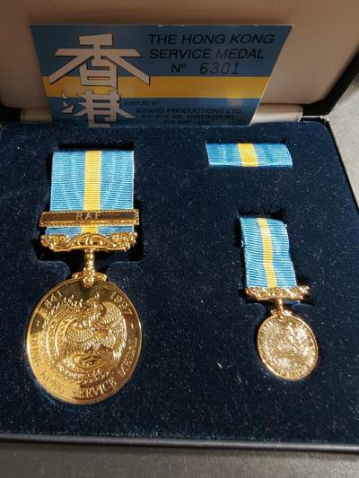 老王徽章第170期 - 英国香港服役奖章     原盒     实发带卡、迷你章和略     皇家空军勋条      三枚原盒章为同一人获得 