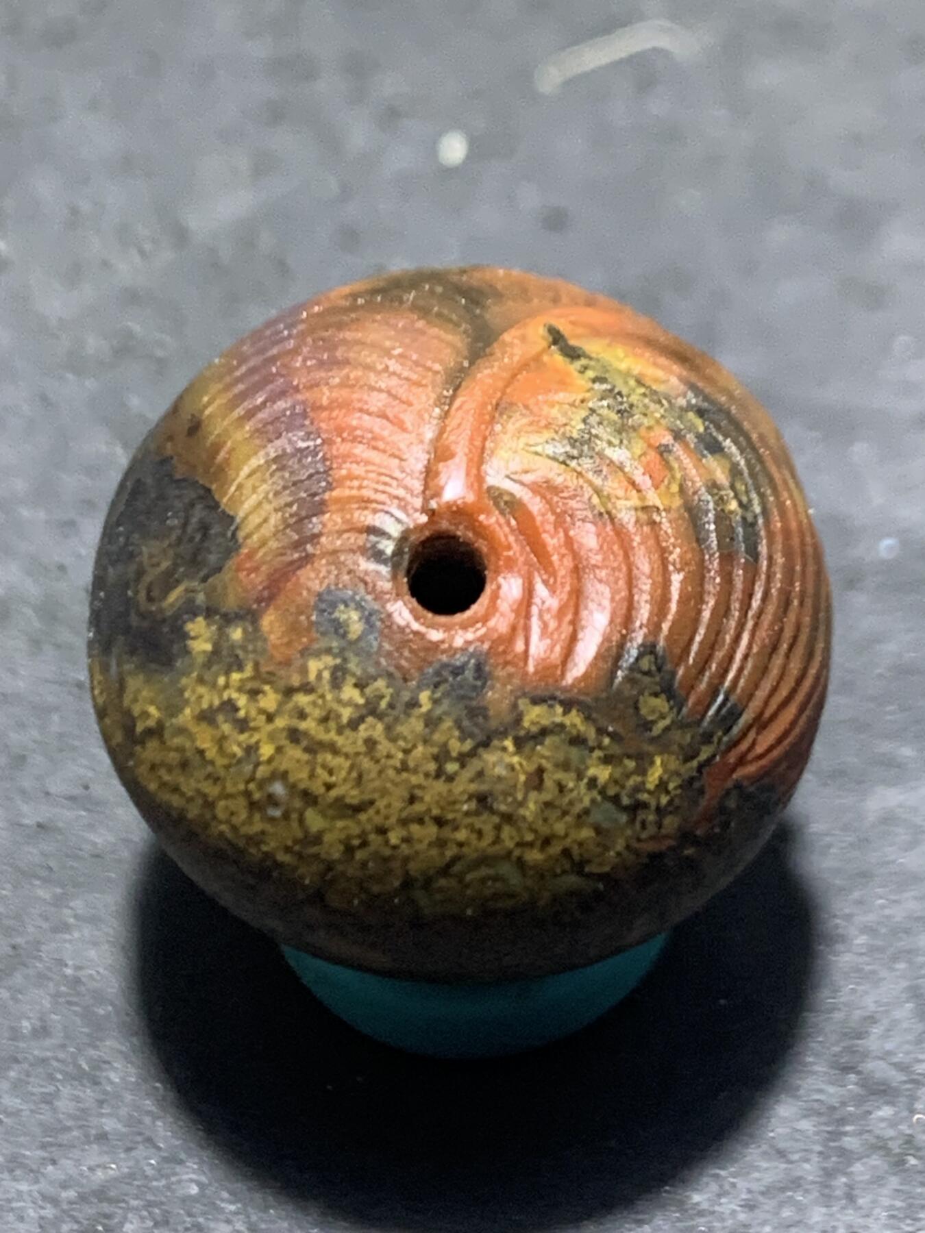 精美亚光草花纹战国红玛瑙手工俏色巧雕大叶有成珠一个，