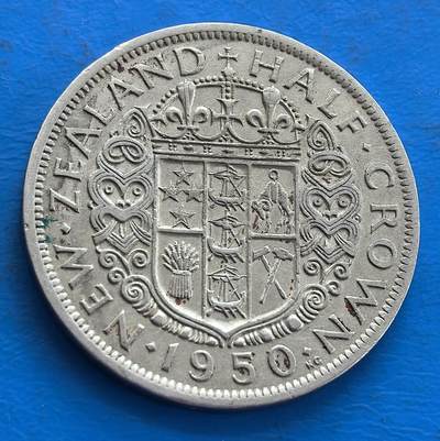 外国优质老铜币高银银币，周六九点倒数截拍，满百包邮，持续收拍 - 新西兰1950年半克朗，正面乔治六世像，背镌新西兰纹章，融合君主制与地域文化，见证新西兰货币历史。