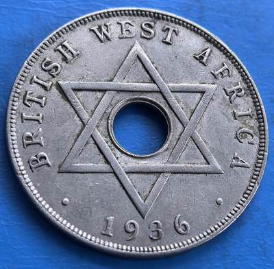 外国优质老铜币高银银币，周六九点倒数截拍，满百包邮，持续收拍 - 英属西非1936 年爱德华八世大便士KN版，正面铸 “BRITISH WEST AFRICA 1936”，搭配交织等边三角形（所罗门之印）图案，象征殖民统治与文化符号融合；中间圆孔设计，契合西非当地串挂使用习惯，实用又具特色。1936 年是英王爱德华八世短暂统治期，此币见证英殖民西非历史，对研究英殖民货币体系、西非地域文化意义重大，是承载特殊历史记忆的实物遗存 。