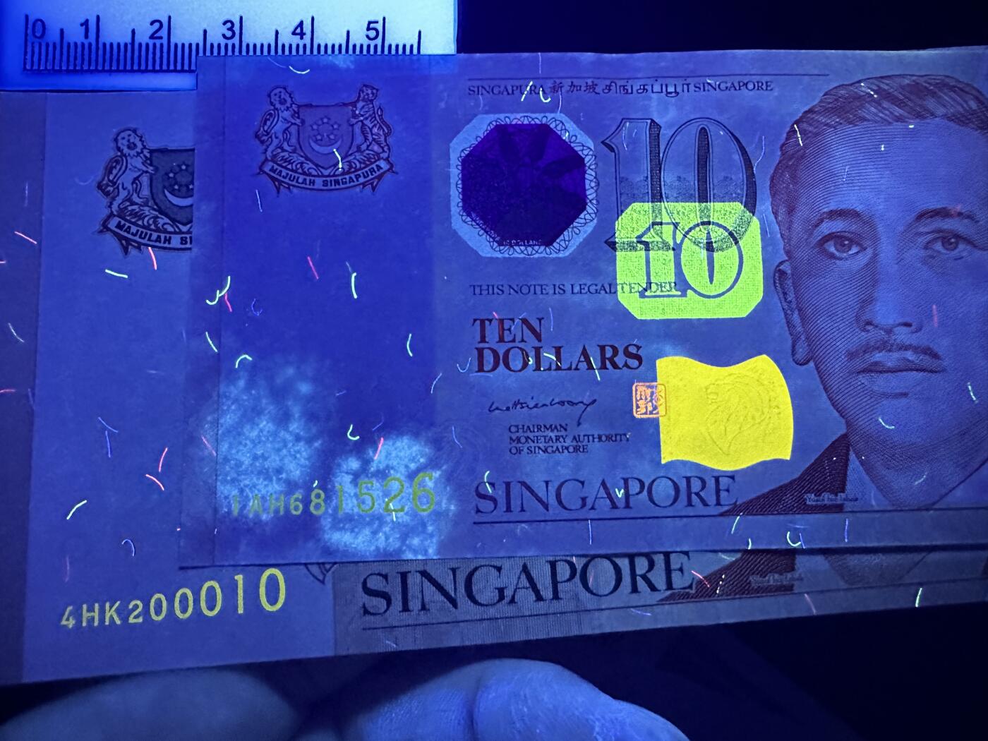 《外钞收藏家》第五百九十五期（优品场）（本平台长期征集拍品、欢迎藏友们联系合作） 新加坡船版2元 9连号（轻微潮点）+人像纸币版10元（有潮斑）+100元全新靓号 一起