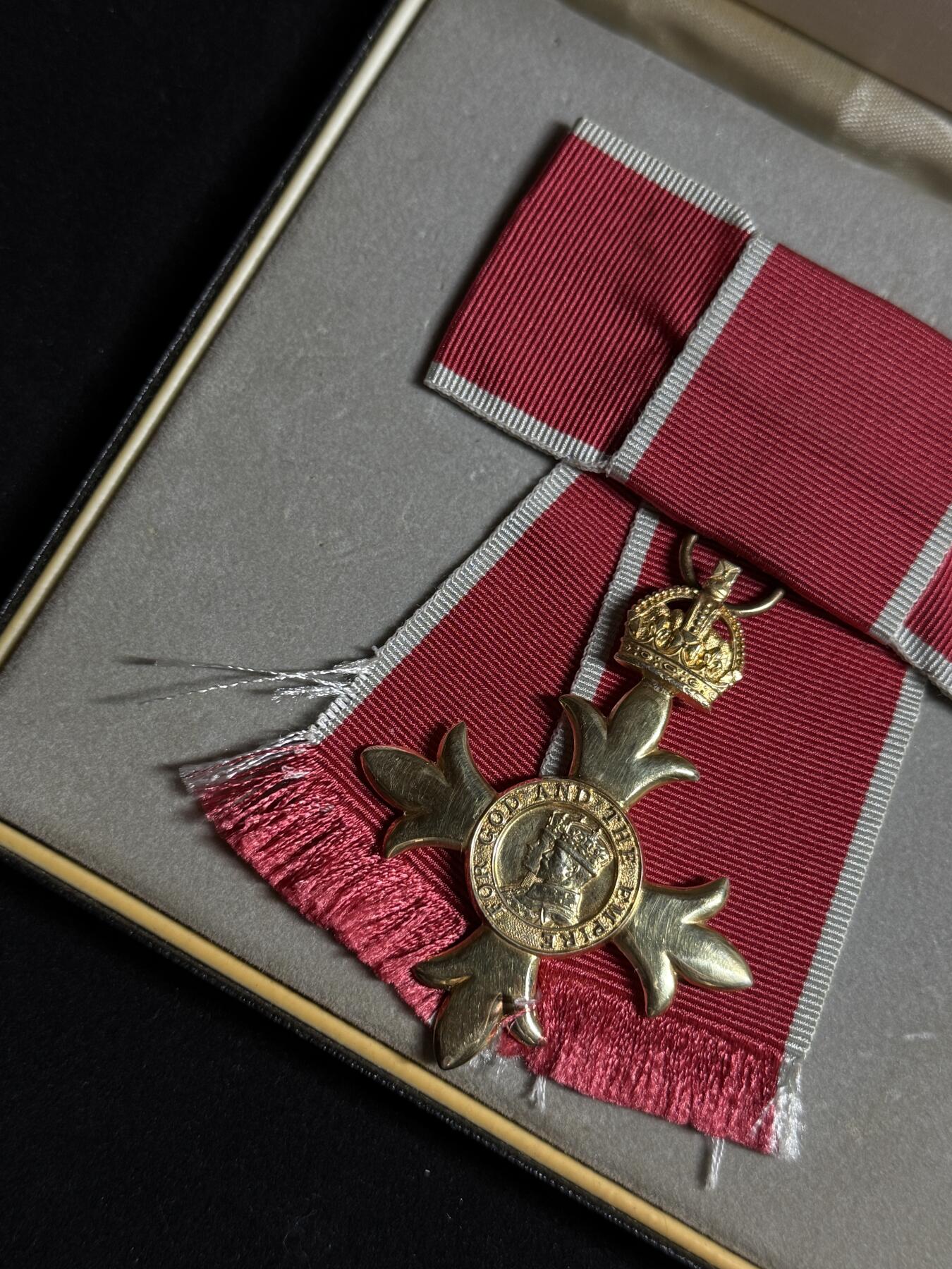 欢庆元旦！戎马世界章牌大赏第109期元旦大拍 英国军官级大英帝国勋章，女版，银制，带盒