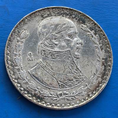 外国优质老铜币高银银币，周六九点倒数截拍，满百包邮，持续收拍 - 墨西哥1962年1比索彩色包浆银币，正面人物肖像，背镌鹰蛇国徽，暗藏墨西哥文化与货币史价值 。