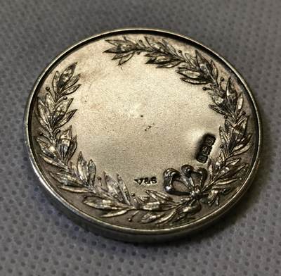 甄臻铺-世界币章拍卖（第44期）精品场拍品征集中，送拍享返佣金等优惠多多 1913年(按银标)英国Home Gardening Award of Merit园艺银质奖章，直径35.1毫米，重20.3克。正面刻有“HOME GARDENING AWARD OF MERIT”字样及花卉图案，背面环绕橄榄枝和蝴蝶结。细节见图