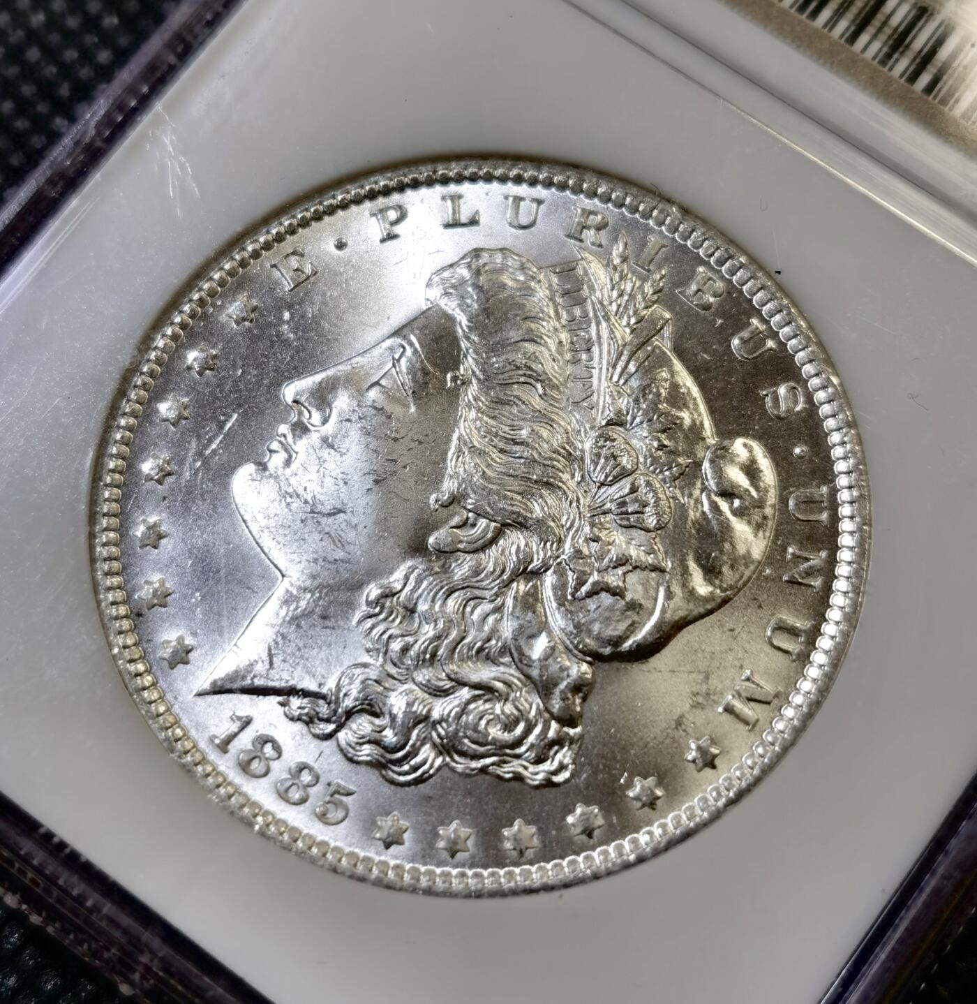 甄臻铺-世界币章拍卖（第44期）精品场拍品征集中，送拍享返佣金等优惠多多 NGC-MS64 1885年O版美国摩根，小白盒手感好，早期严评