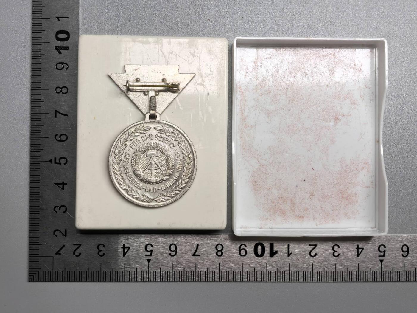 小驴勋章奖章收藏12月20日周六晚六点拍卖（珍爱和平，收藏战争，铭记历史，勿忘国耻，忠党爱国。有偿代拍，送拍规则在简介最后，参拍须阅读规则后再参拍，关系到运费包装发货时效真假辨别等关键信息，拍卖时不再发原图，看大图店主微信码在拍卖店铺介绍里）