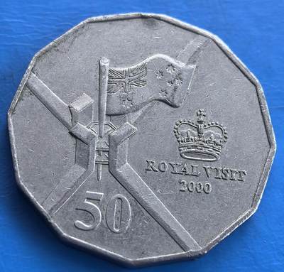 外国优质老铜币高银银币，周六九点倒数截拍，满百包邮，持续收拍 - 澳大利亚2000年纪念王室访问千禧年纪念币。以旗帜、皇冠等元素搭配“ROYAL VISIT 2000”，八边形形制独特，记录王室与澳交流时刻，是具纪念意义的钱币 。