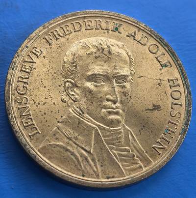 外国优质老铜币高银银币，周六九点倒数截拍，满百包邮，持续收拍 - 丹麦 1960 年为纪念丹麦储蓄银行成立 150 周年纪念章，直径33.8mm，21克。正面是人物头像及 “LENSGREVE FREDERIK ADOLF HOLSTEIN” 铭文，背面是大树图案与纪念文字 。它见证丹麦金融机构历史，融合人物纪念与文化象征，币面设计承载丹麦储蓄银行发展历程，是研究丹麦金融史、文化及纪念币工艺的实物，具历史纪念与收藏价值 。