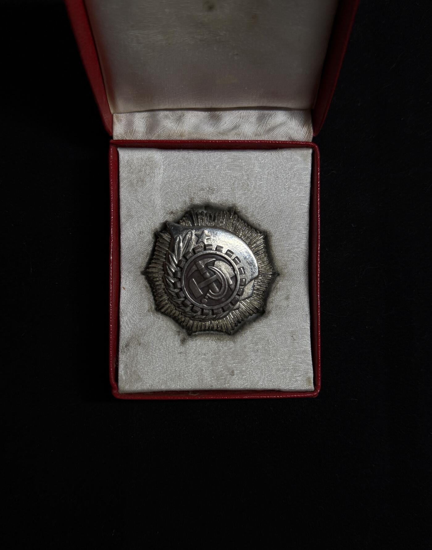 欢庆元旦！戎马世界章牌大赏第109期元旦大拍 阿尔巴尼亚三级劳动勋章，带原盒，原盒少见