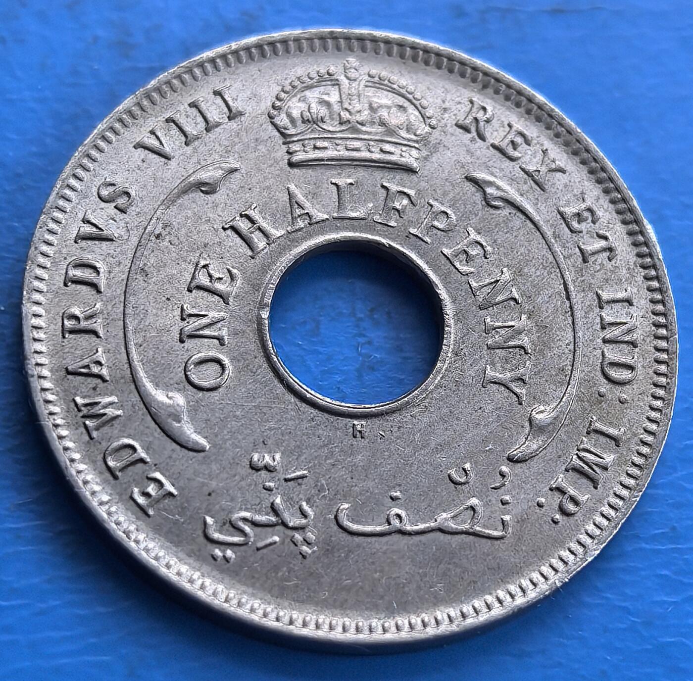 外国优质老铜币高银银币，周六九点倒数截拍，满百包邮，持续收拍 极美品英属西非 1936 年爱德华八世半便士H版，正面有皇冠、“ONE HALFPENNY” 及爱德华八世头衔铭文，含阿拉伯文，见证殖民与多元文化；背面是交织等边三角形（所罗门之印），环绕 “BRITISH WEST AFRICA 1936” 。圆孔设计方便当地居民串挂，且是爱德华八世短暂统治期发行的少数硬币之一，对研究英殖民史、西非货币文化意义重大，承载特殊历史记忆 。