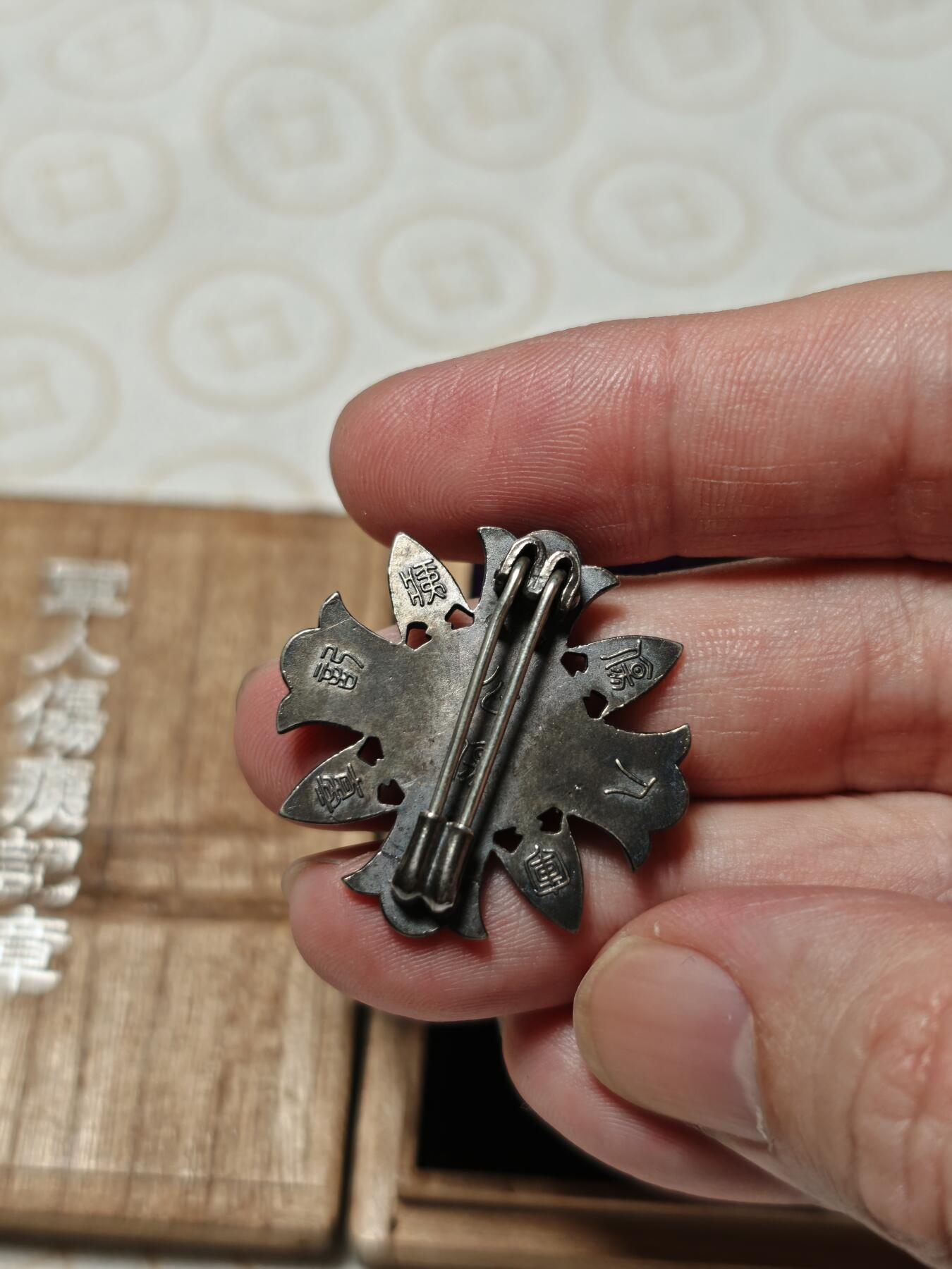 抚柳草堂-第二期章牌钱币 奖章勋章限时免佣 满百包邮 放漏专场 军人伤疫记章 桐木原盒银质12g红色珐琅中间12位置有磕碰 工艺不错中间人像是神武天皇