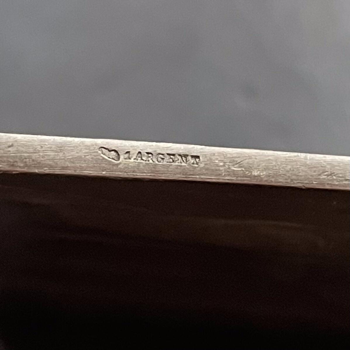 「木头集藏」“冬至雅藏”——章牌精品专场！ F. Vernon～法国银章 1905年比利时列日世博会，尺寸：63 x73mm，139 g，边铭：1 丰饶角 ARGENT。铜章较常见，银章非常罕见。正面是比利时女神在欢迎法国女神玛丽安娜，背面是世博会场馆。1905年世博会在比利时列日举办，以庆祝比利时王国独立70周年。此章由负责法国在境外参展事宜的“法国海外展览委员会”委托铸造。