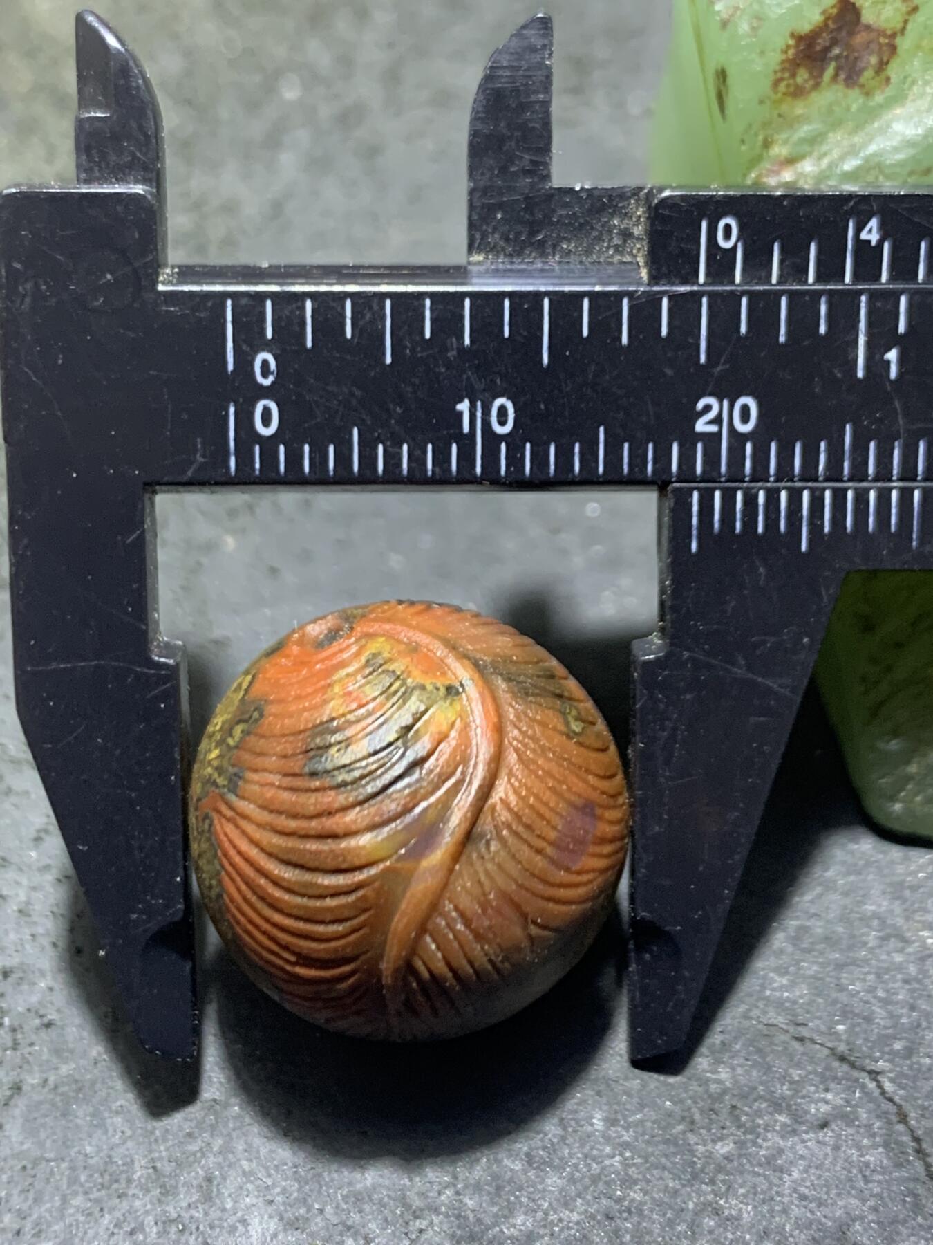 精美亚光草花纹战国红玛瑙手工俏色巧雕大叶有成珠一个，