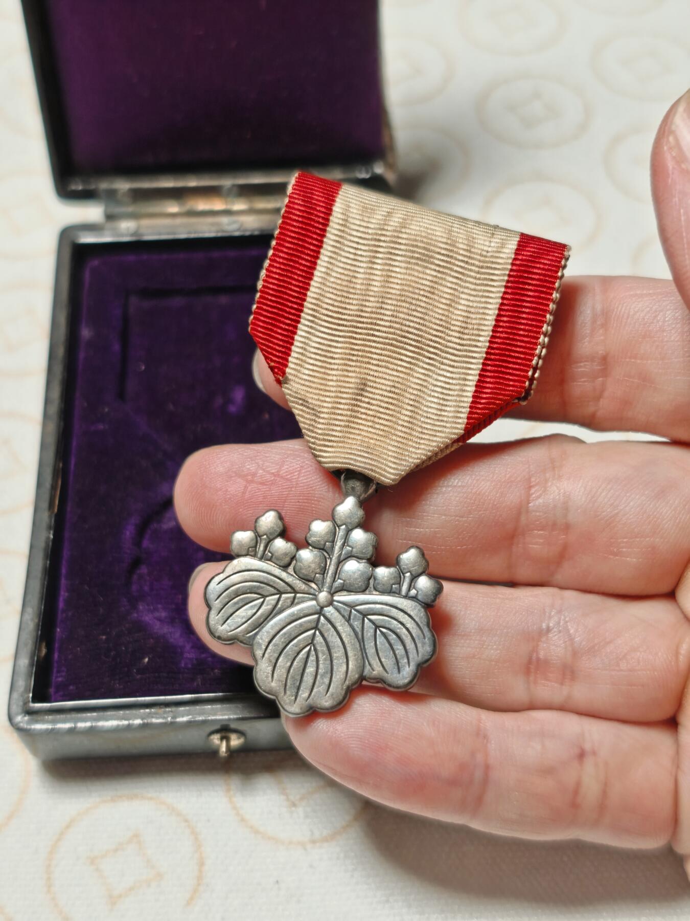 抚柳草堂-第二期章牌钱币 奖章勋章限时免佣 满百包邮 放漏专场 八等白色桐叶章 银质17g 原盒侧面有损