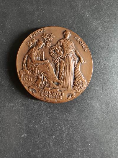 老王徽章第170期 - 英国皇家园艺学会 “波摩娜与芙罗拉”附属学会铜章    直径45mm     重量43.5g