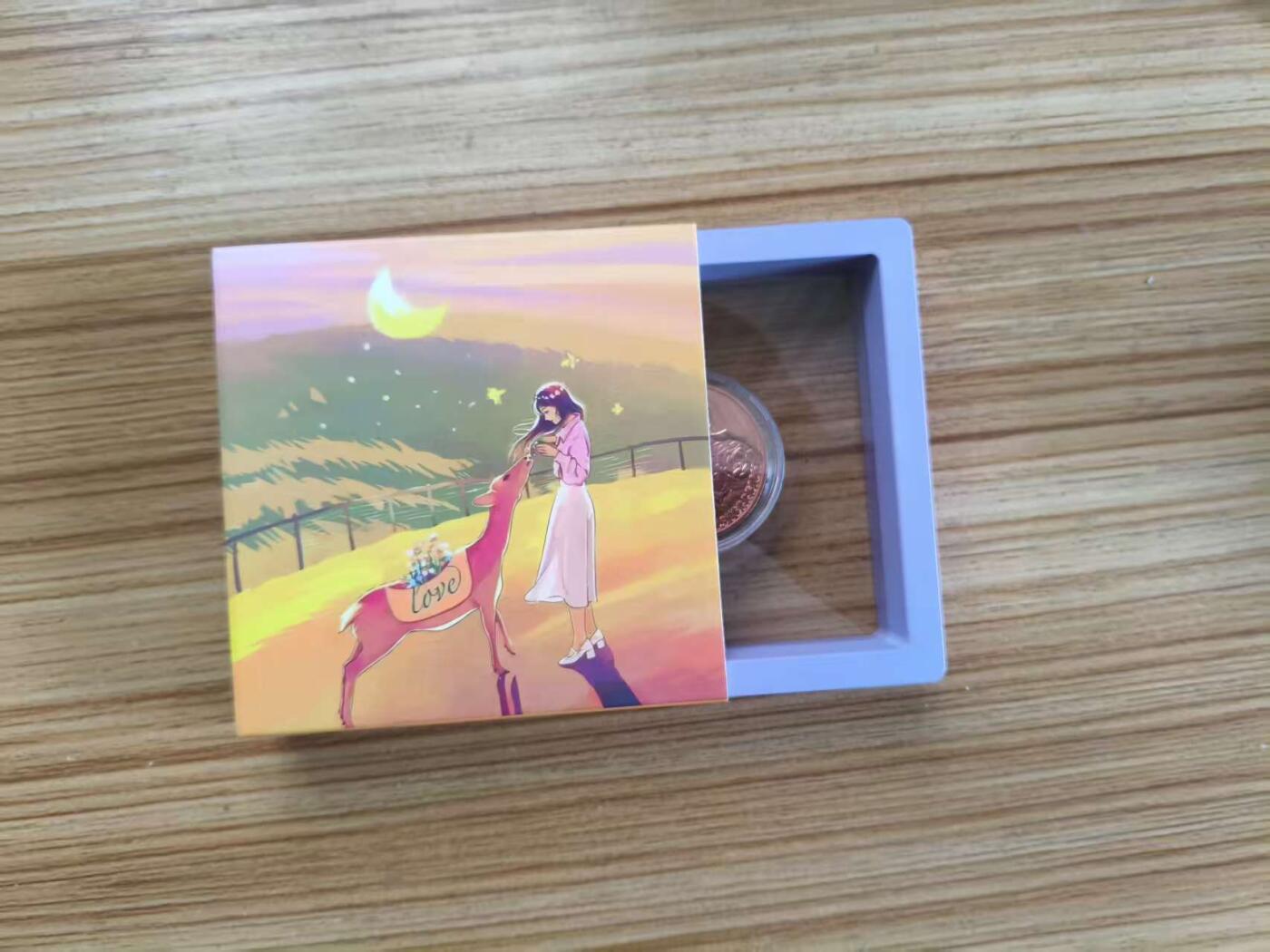 ❤️【币观天下】❤️ 第335期钱币拍卖- 2025.12.19周五晚上6点半场-长期征集拍品 奥地利2024年10欧元，花语系列-(中国国花)牡丹，包装盒齐全. 法定面值10€，紫铜纪念币(原装全新)，中国元素，爱情相思硬币