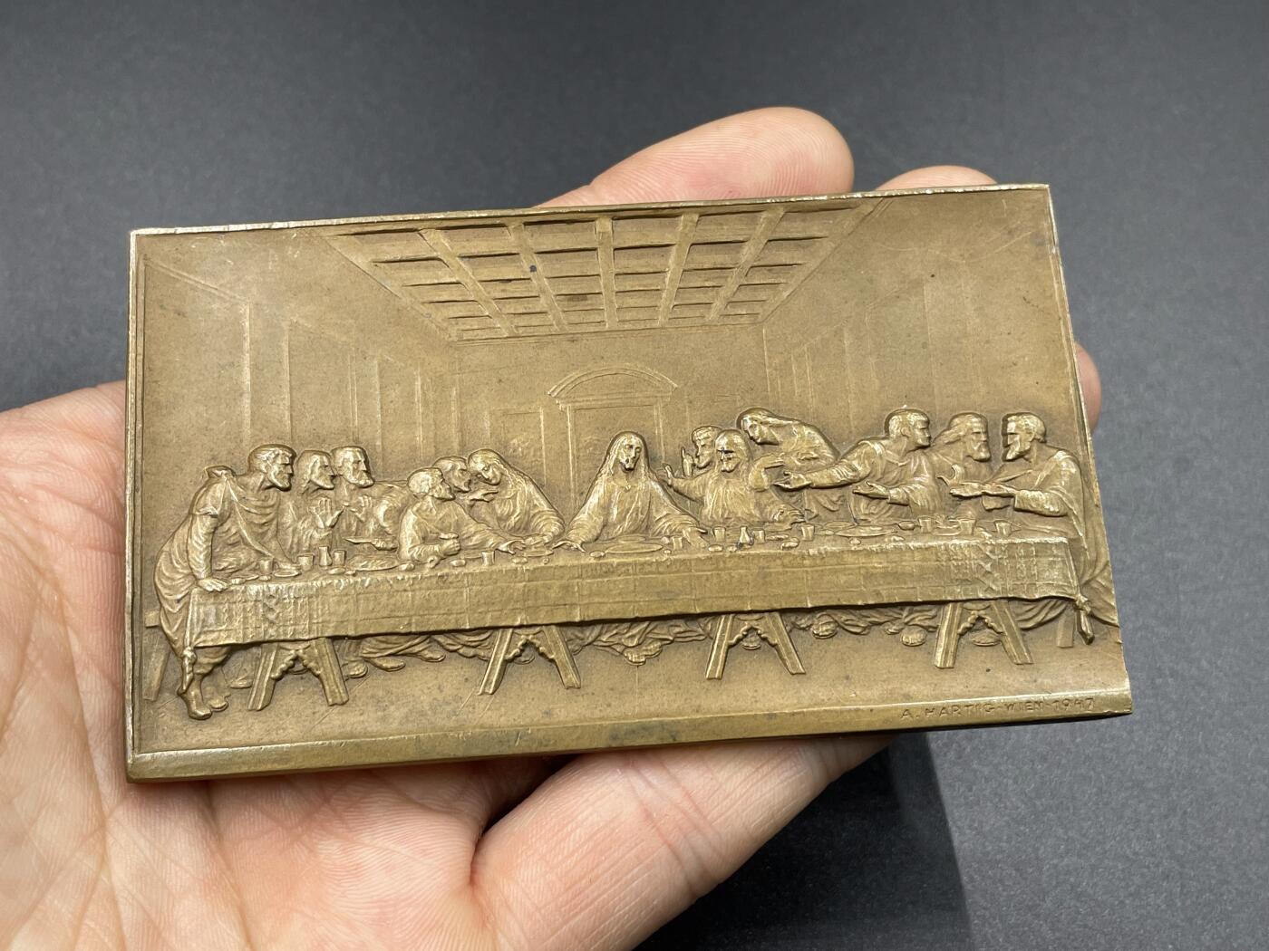 「木头集藏」“冬至雅藏”——章牌精品专场！  A. Hartig～1947年奥地利 最后的晚餐 矩形铜章，尺寸：90 × 52 mm，163 g，罕见品种！达芬奇的壁画《最后的晚餐》可以说是世界上最著名的绘画作品之一，由奥地利雕刻大师阿诺德·哈蒂格用浮雕的形式在章牌上完美呈现。