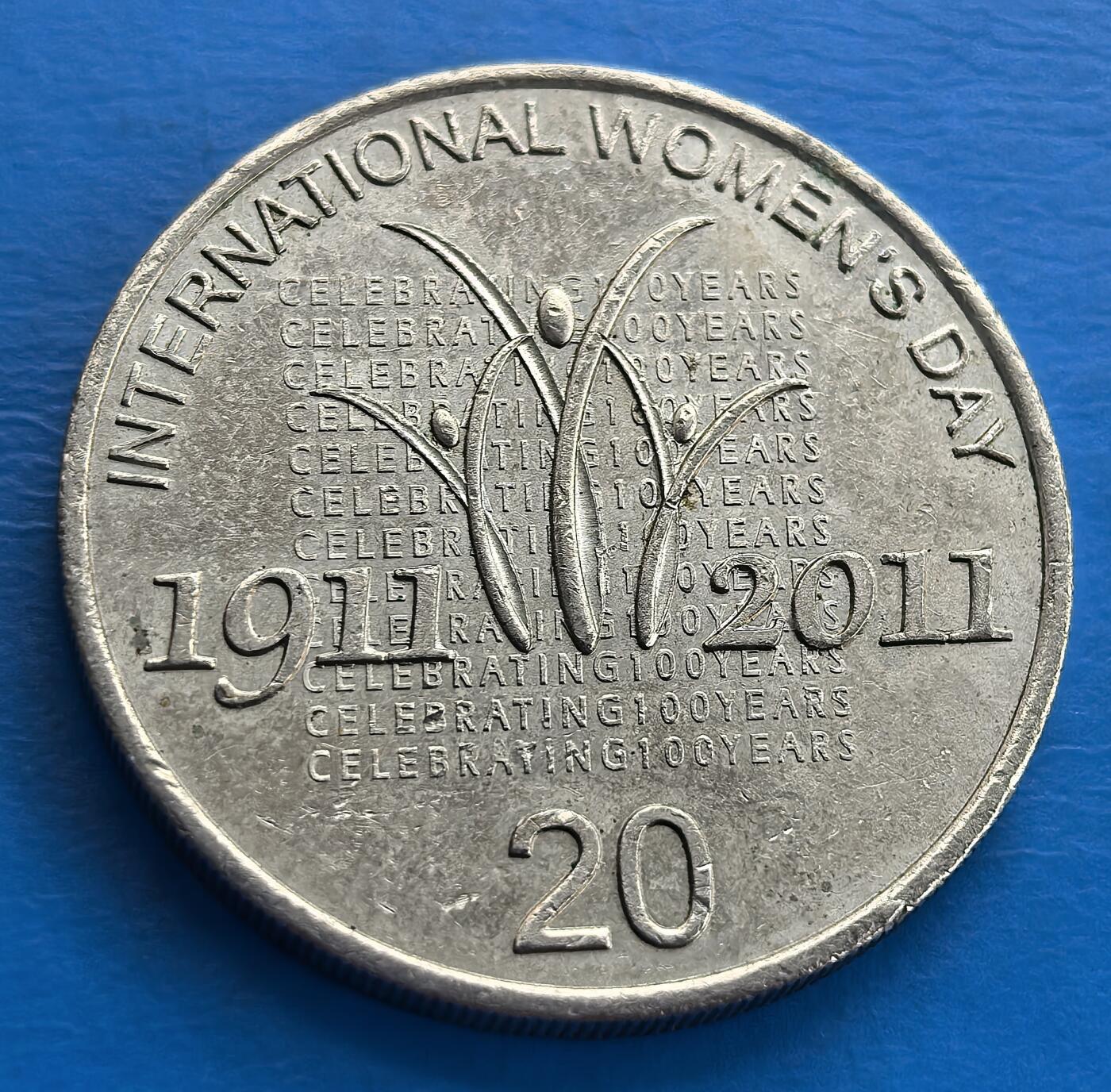 外国优质老铜币高银银币，周六九点倒数截拍，满百包邮，持续收拍 澳大利亚2011年国际妇女节百年纪念币。以重复 “CELEBRATING 100 YEARS” 环绕植物图案，铭记女性奋斗历程，是展现性别平等进程的钱币文化符号 。