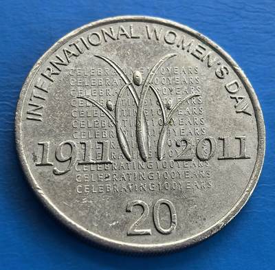 外国优质老铜币高银银币，周六九点倒数截拍，满百包邮，持续收拍 - 澳大利亚2011年国际妇女节百年纪念币。以重复 “CELEBRATING 100 YEARS” 环绕植物图案，铭记女性奋斗历程，是展现性别平等进程的钱币文化符号 。
