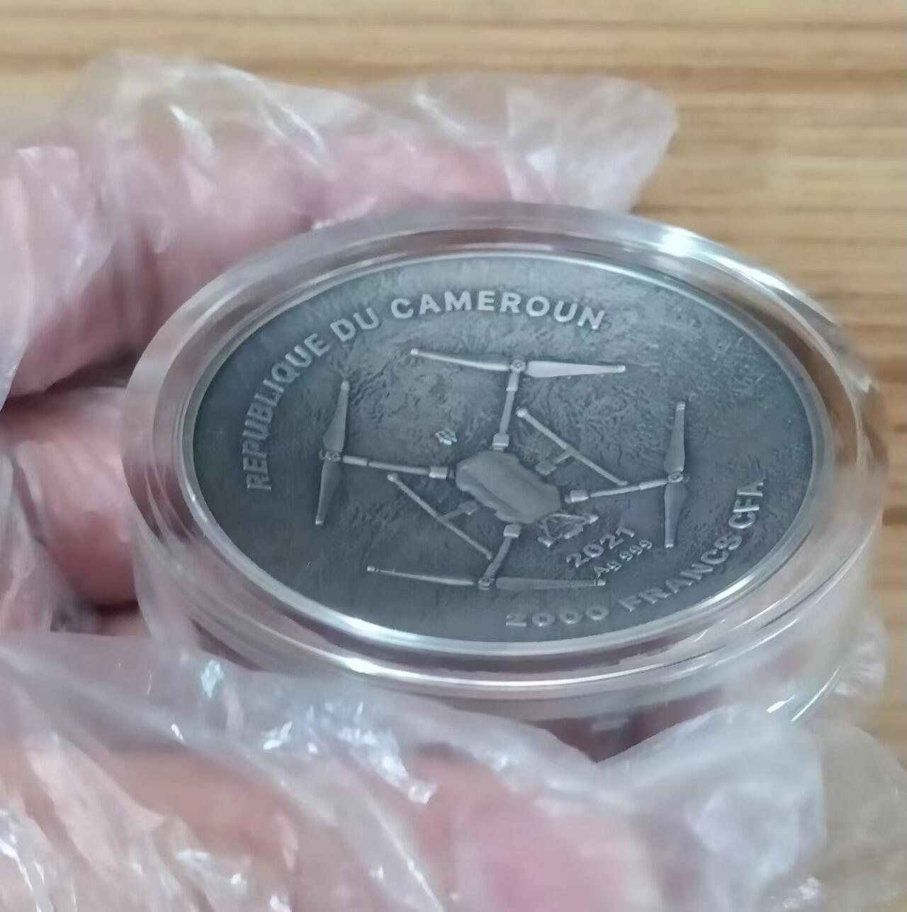 第185期拍卖 【龙头币,2盎司新无人机迷宫系列】喀麦隆2021年，无人机之下-巴萨罗那迷宫，2盎司加大(直径达50mm)、正反高深凹凸曲弧面穹顶形(半球面形),高浮雕仿古银币. 盒证全. 迷宫热门银币. 国外原售价316美元