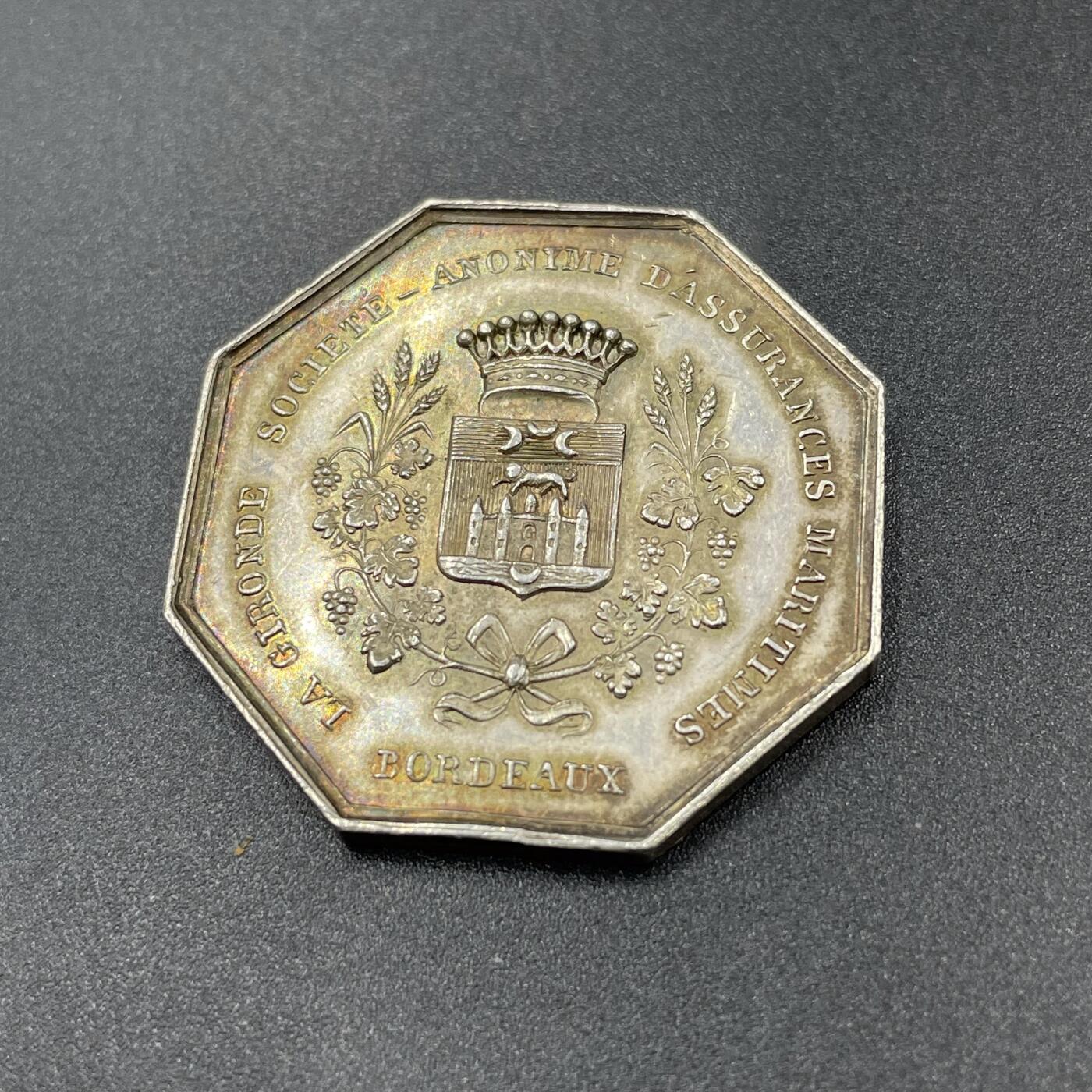 「木头集藏」“冬至雅藏”——章牌精品专场！ 法国波尔多吉伦特省海洋保险公司八角银章，直径：34.7 mm，18.2 g，边铭：蜜蜂 ARGENT，背面中间是带有皇冠的波尔多城市盾徽浮雕，两侧装饰麦穗、葡萄藤等代表吉伦特省农业与酿酒业的元素，刻画细致，少见八角。