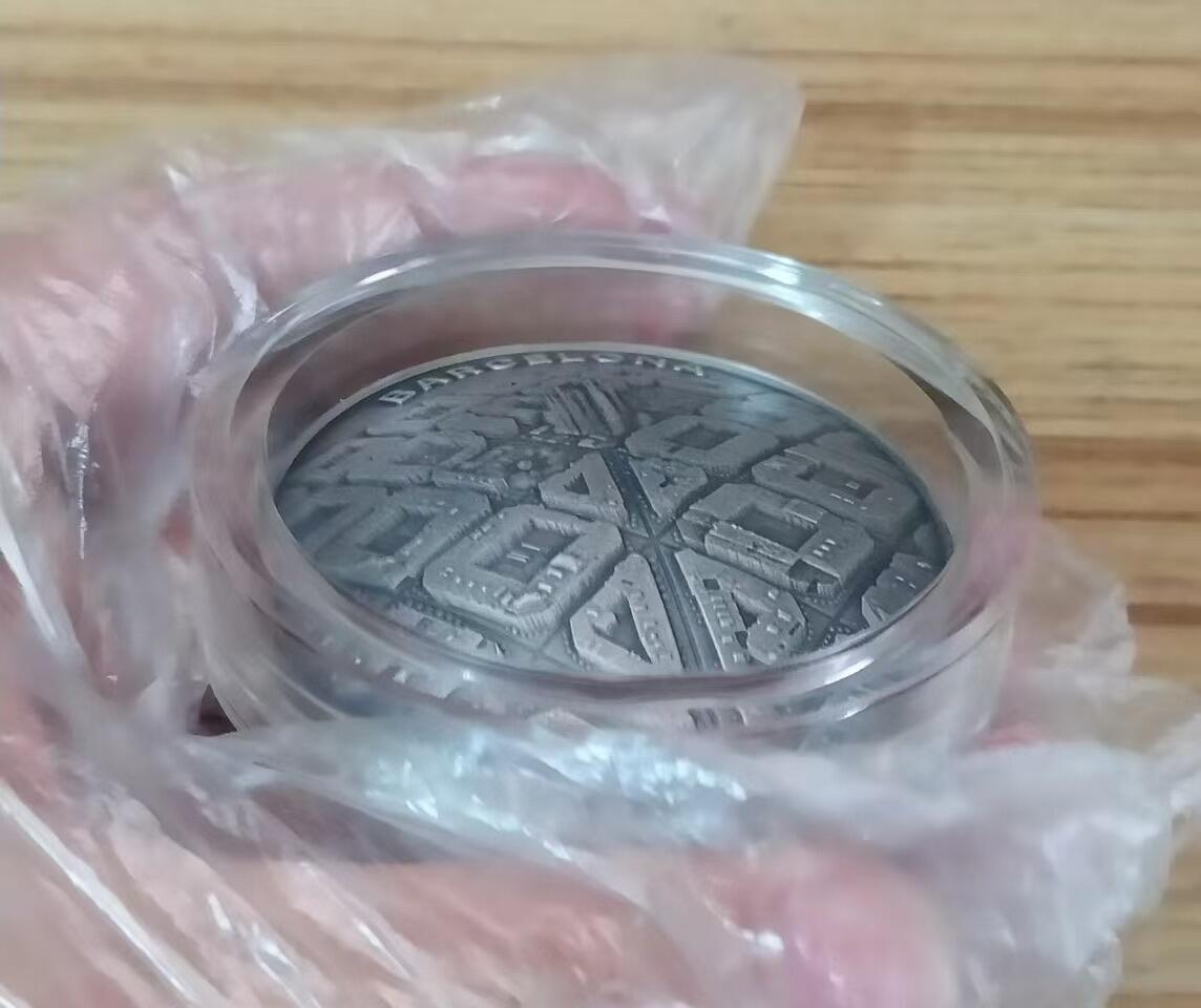 第185期拍卖 【龙头币,2盎司新无人机迷宫系列】喀麦隆2021年，无人机之下-巴萨罗那迷宫，2盎司加大(直径达50mm)、正反高深凹凸曲弧面穹顶形(半球面形),高浮雕仿古银币. 盒证全. 迷宫热门银币. 国外原售价316美元