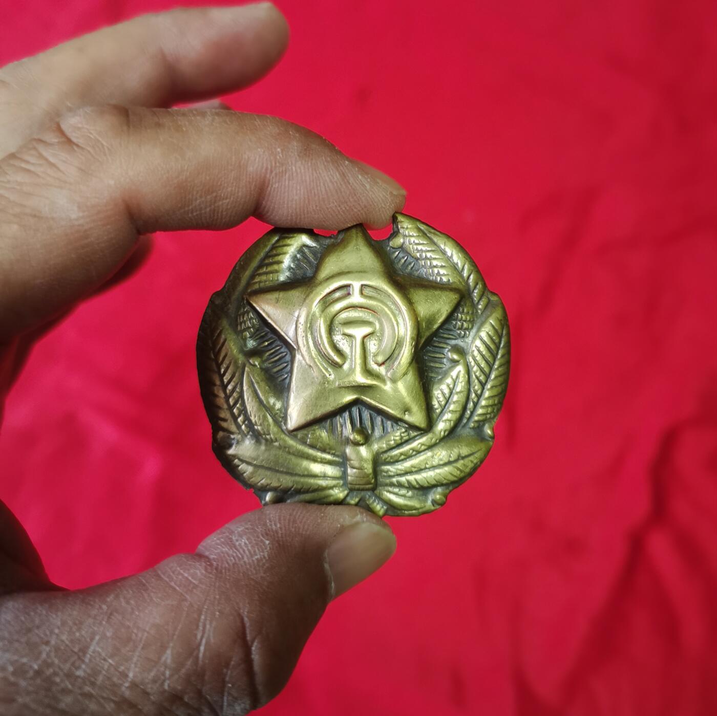 朝鲜老铁路帽徽一个，实物拍摄，品相如图。