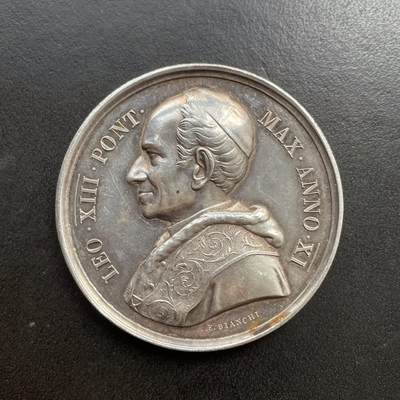 「木头集藏」“冬至雅藏”——章牌精品专场！ - 1888年梵蒂冈教皇利奥十三世担任神职五十周年纪念银章，直径：43.5mm，35.7 g，少见教皇银章，高浮雕刻画，细节丰富，品相不错！1837年任神父。1843年，作为教皇格列高列十六世的全权代表，总领主教衔派驻布鲁塞尔，对欧洲的工业化和议会制度有所了解。1846年在佩鲁贾教区任主教。1853年任枢机主教，1877年前往教廷，任事务长，开放梵蒂冈珍藏，鼓励研究圣经。1878年2月任教皇。