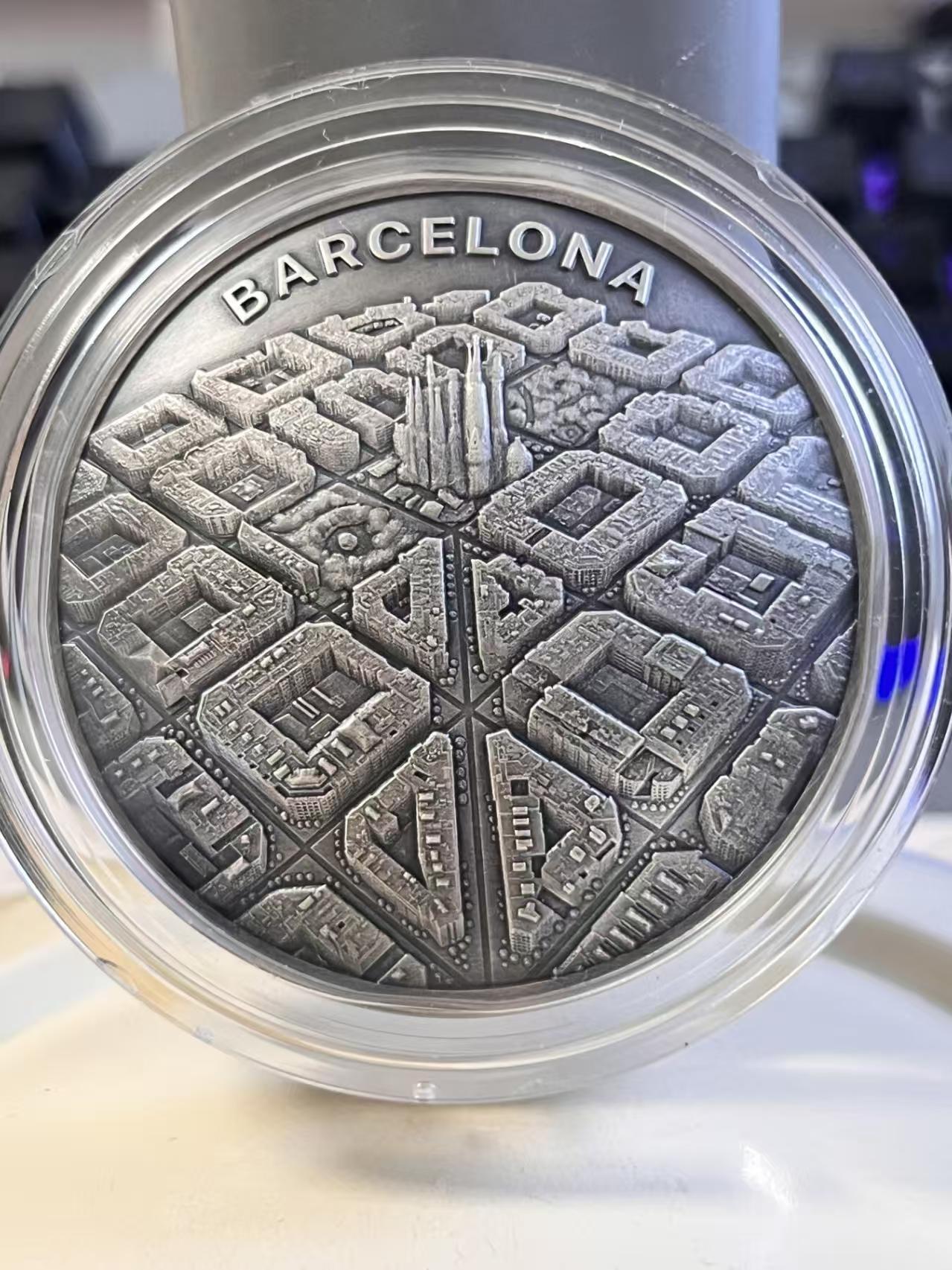 第185期拍卖 【龙头币,2盎司新无人机迷宫系列】喀麦隆2021年，无人机之下-巴萨罗那迷宫，2盎司加大(直径达50mm)、正反高深凹凸曲弧面穹顶形(半球面形),高浮雕仿古银币. 盒证全. 迷宫热门银币. 国外原售价316美元