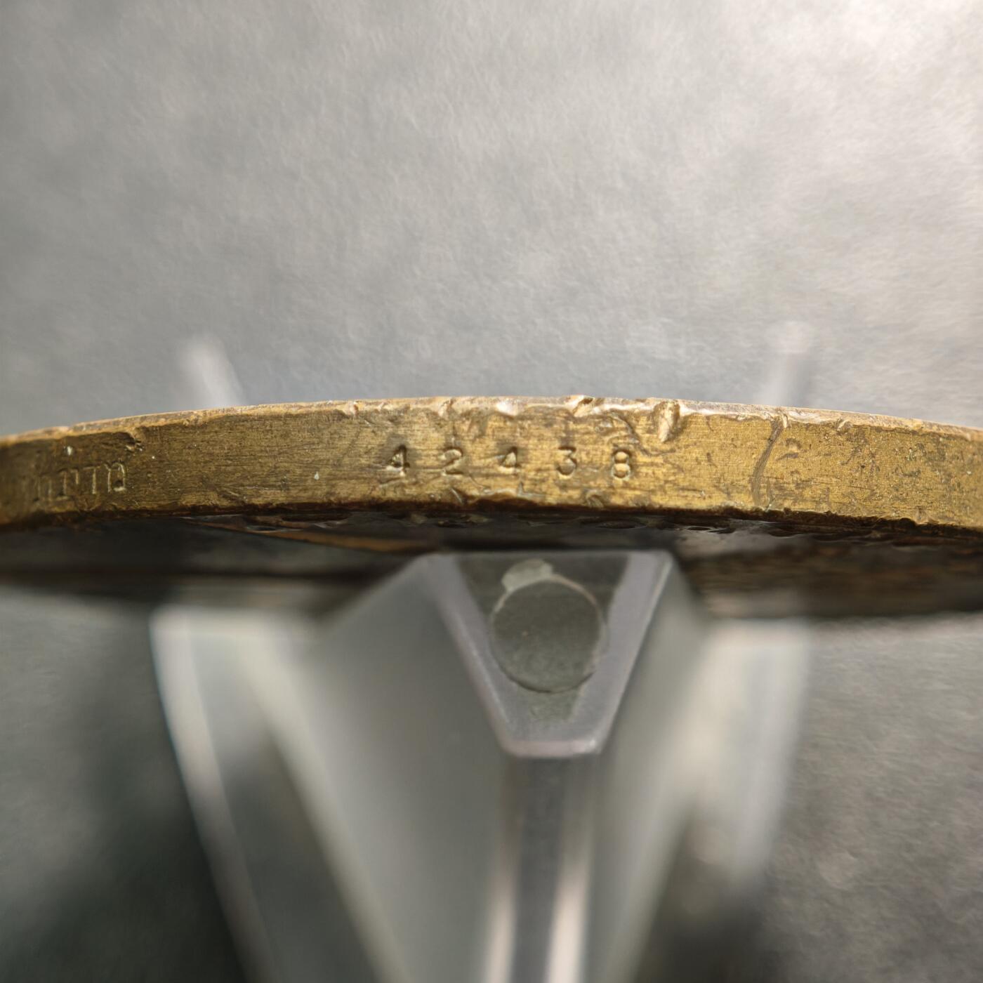 【德藏】世界币章拍卖第158期（拍品征集中~欢迎藏友联系） 1961年 以色列建国13周年成人礼（Bar Mitzvah）纪念铜章 由以色列造币公司铸造，是为纪念以色列建国13周年、呼应犹太男孩成人礼传统发行的纪念铜章。1961年是以色列建国13周年，犹太传统中男孩13岁迎来成人礼（Bar Mitzvah），这枚纪念章将国家周年庆与民族宗教传统结合，成为以色列早期重要的纪念章品类。 直径约：59.3mm；重约：99.5g