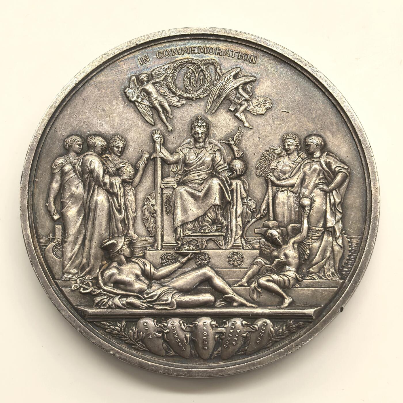 博洋堂世界钱币拍卖第153期（全场包邮） 1887年英国维多利亚女王登基50周年纪念大银章，直径77mm，重215克。正面维多利亚女王头像，背面神话天使加冕场景