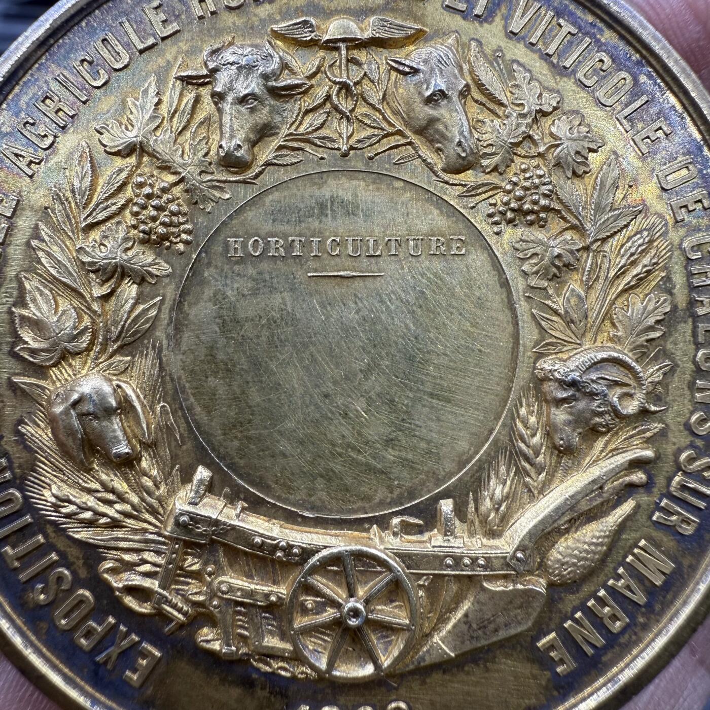 「木头集藏」“冬至雅藏”——章牌精品专场！ A.MERLEY.F～1868年法国马恩河畔沙隆地区农业、园艺与葡萄种植博览会原盒镀金大银章，直径：57.2 mm，88.2 g，边铭：蜜蜂 ARGENT，品相很不错，原盒正常扣合（打开略吃力），章面装饰有牛、马、羊等牲畜头雕，搭配葡萄藤、麦穗等农业元素，还有犁、车轮等农具图案，正中刻有“HORTICULTURE”（园艺），直观体现博览会聚焦农业、园艺与葡萄种植的主题。